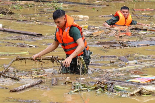 Bộ đội phơi nắng, dầm mưa, lội bùn suốt 2 tuần tìm kiếm thi thể nạn nhân Làng Nủ