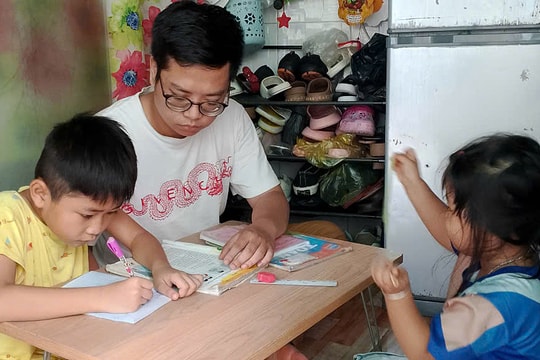 Cậu sinh viên chạy xe ôm nuôi bốn đứa cháu mồ côi
