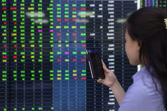 Chứng khoán trở lại sắc xanh