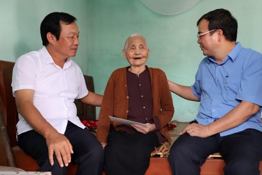 Đồng chí Phó Bí thư Thường trực Tỉnh ủy Hải Dương Lê Văn Hiệu thăm, trao quà người cao tuổi tiêu biểu ở Thanh Hà