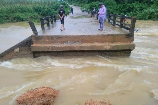 Nước lũ cuốn sập cầu Bến Nhạ ở Thanh Hóa