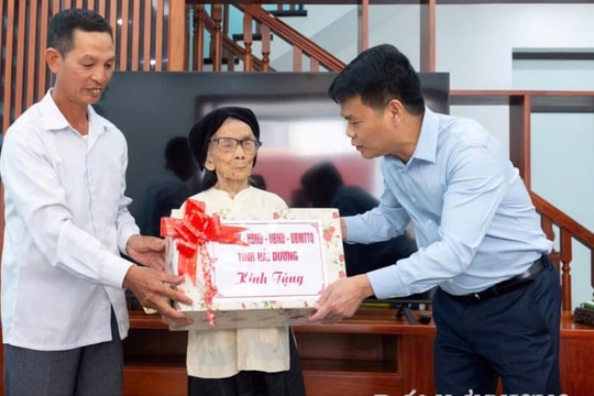 Chủ tịch UBND tỉnh Hải Dương Lê Ngọc Châu tới thăm, trao quà cho người cao tuổi ở huyện Ninh Giang