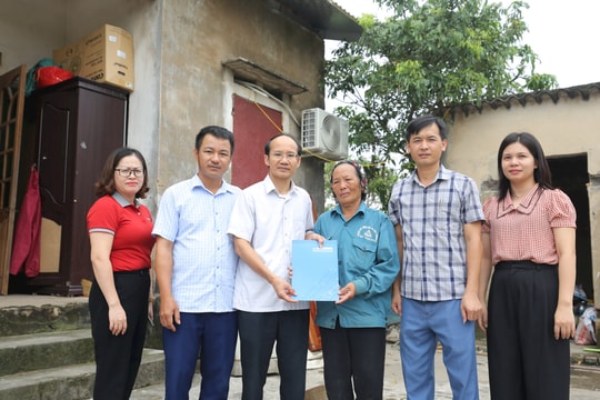 Báo Hải Dương ủng hộ người nghèo bị thiệt hại do bão số 3
