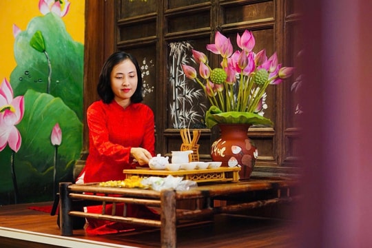 Những nữ nhân viên đa năng ở khu di tích Côn Sơn - Kiếp Bạc