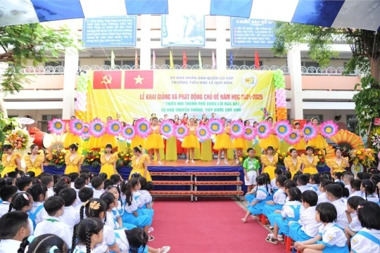 Trường học ở TP Hồ Chí Minh chỉ phát giấy khen cho học sinh ủng hộ bão lũ từ 100.000 đồng trở lên