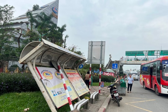 Ngả nghiêng nhà chờ xe buýt
