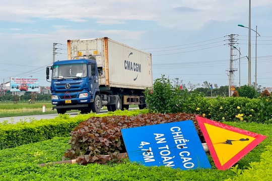 Khẩn trương khắc phục biển báo giao thông bị gãy, đổ