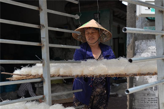 13 hộ sản xuất ở làng nghề bánh đa Lộ Cương (TP Hải Dương) cam kết chuyển đổi sang sản xuất bằng điện để khắc phục ô nhiễm