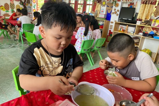 Phụ huynh ở Hải Dương “soi” bữa ăn bán trú