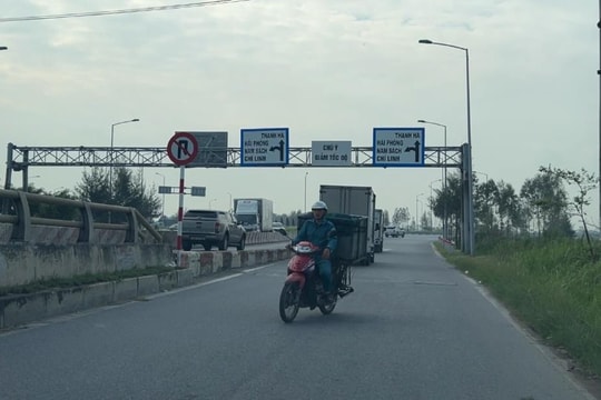 Nguy hiểm đi ngược chiều dưới chân cầu vượt 789 trên đường tỉnh 390