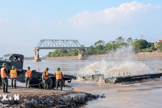 Công binh bắc cầu phao tại khu vực cầu Phong Châu bị sập