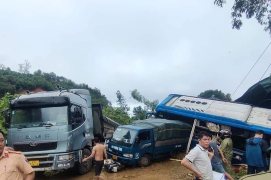 Sạt lở, lũ quét vùi lấp nhiều nhà và xe ở Hà Giang