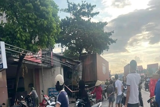 Ô tô đầu kéo tông nhau, bốc cháy và làm cháy nhà dân ven quốc lộ 5 thuộc huyện Kim Thành