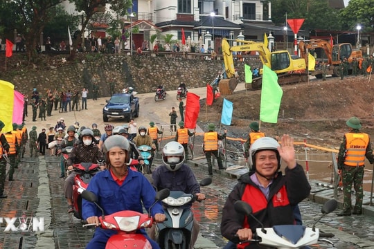 Chính thức thông xe cầu phao Phong Châu