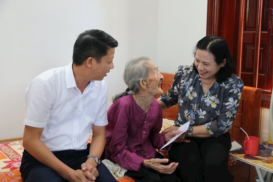 Phó Chủ tịch Thường trực HĐND tỉnh Hải Dương Nguyễn Thị Ngọc Bích thăm, tặng quà người cao tuổi huyện Gia Lộc