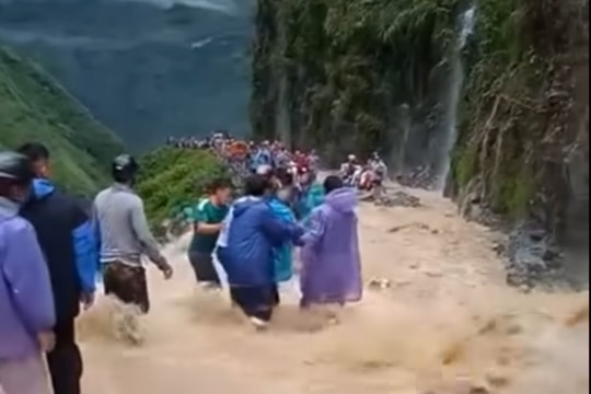 Đất đá tràn xuống đèo Mã Pì Lèng ở Hà Giang, nhiều hộ dân phải di dời