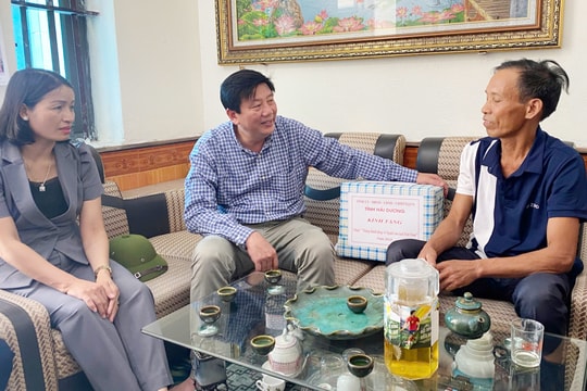 Trưởng Ban Tuyên giáo Tỉnh ủy Nguyễn Quang Phúc thăm, tặng quà người cao tuổi ở Tứ Kỳ