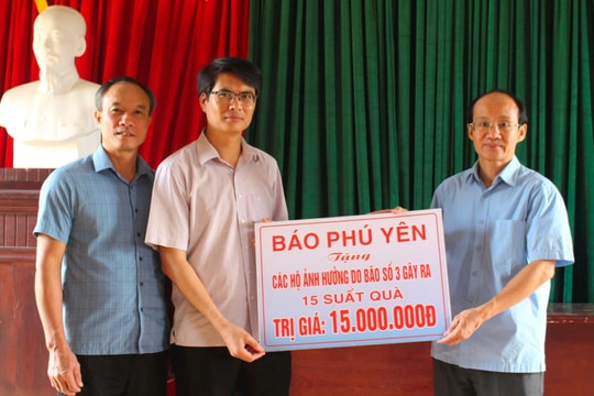 Ủy ban MTTQ huyện Tứ Kỳ trao quà của Báo Phú Yên cho người dân bị thiệt hại do bão số 3