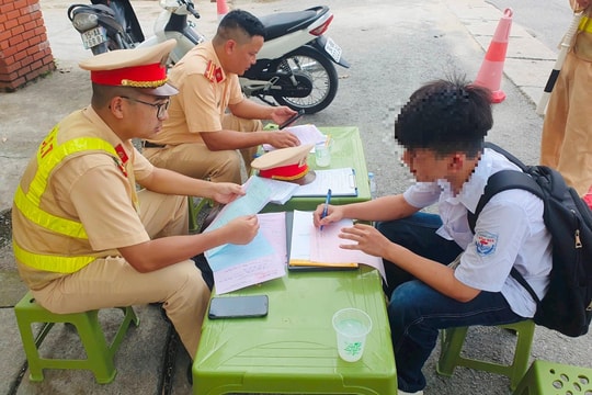 Hơn 1 ngày ra quân, 81 học sinh ở Hải Dương vi phạm giao thông bị xử phạt