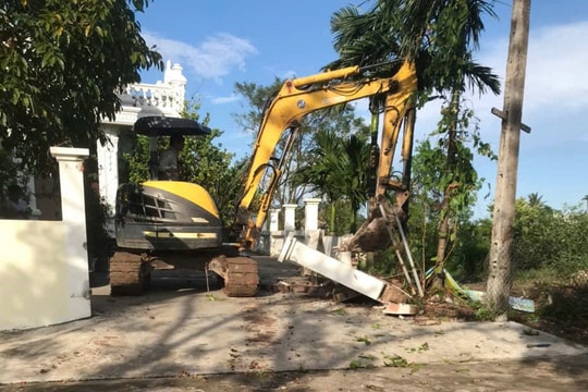 Gia đình ông Nguyễn Văn Sơn ở xã Hưng Đạo (Tứ Kỳ) tháo dỡ công trình vi phạm, trả đường sản xuất cho người dân