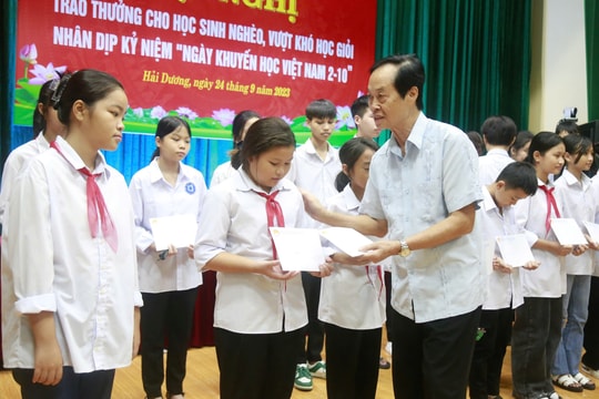 Quỹ Khuyến học “nâng bước” học sinh nghèo đến trường