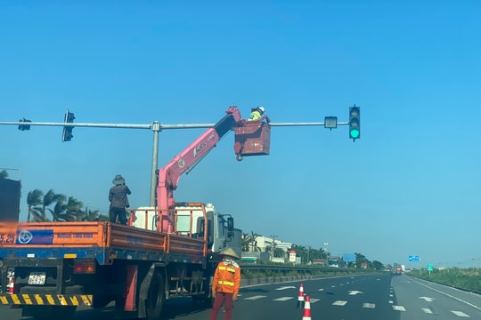 Đèn tín hiệu trên quốc lộ 5 qua khu công nghiệp Lai Vu đã hoạt động trở lại