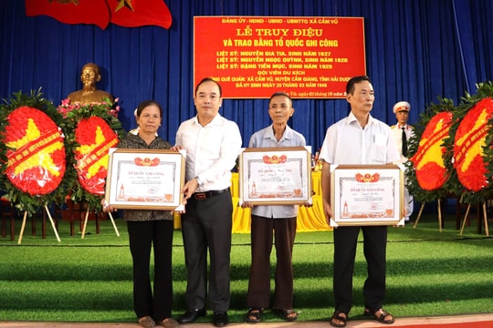 Tổ chức truy điệu và trao bằng Tổ quốc ghi công cho 3 liệt sĩ ở Cẩm Giàng