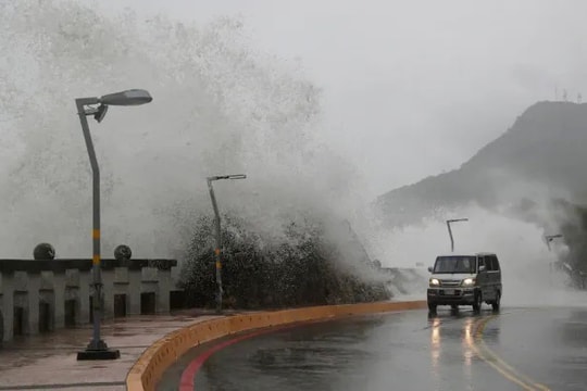 Bão Krathon tàn phá TP Cao Hùng (Đài Loan)