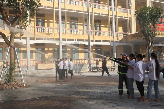 Học sinh Trường THPT Hà Bắc hào hứng thực hành phòng cháy chữa cháy