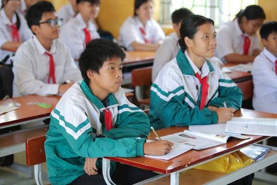 Xót xa cậu bé mồ côi sống cùng ông bà già yếu ở Thanh Miện