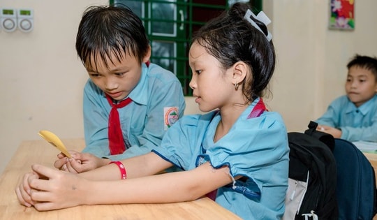 Chủ tịch Hội đồng Trường Marie Curie (Hà Nội) nhận nuôi 22 bé ở Làng Nủ