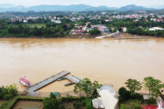 Công binh dùng phà thay thế cầu phao Phong Châu từ 14 giờ chiều 4/10