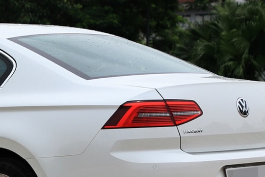 Tại sao xe sedan không có cần gạt nước phía sau?