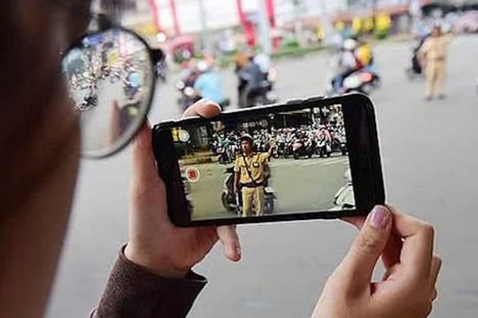 Bỏ quy định người dân được giám sát cảnh sát giao thông bằng thiết bị ghi âm, ghi hình