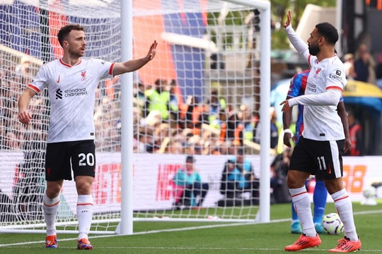 Liverpool thắng nhọc để giữ đỉnh bảng Ngoại hạng Anh