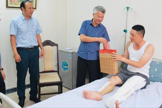 Ban An toàn giao thông tỉnh Hải Dương thăm, tặng quà thiếu tá công an bị thương khi làm nhiệm vụ