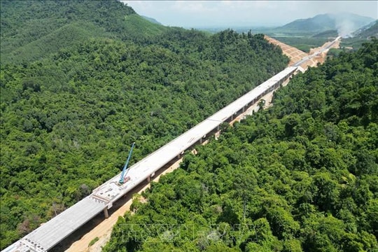 Hợp long cầu dài nhất trên cao tốc Vân Phong - Nha Trang