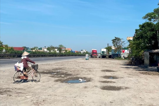 Đường trước cổng UBND xã Kim Liên (Kim Thành) xuống cấp