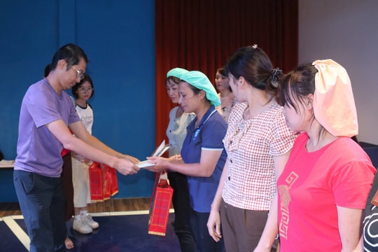 Makalot Việt Nam trao 100 sổ tiết kiệm cho công nhân, lao động
