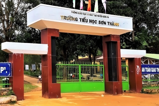 Lý do nữ hiệu trưởng bị phụ huynh "tố" được chuyển sang làm hiệu trưởng trường khác