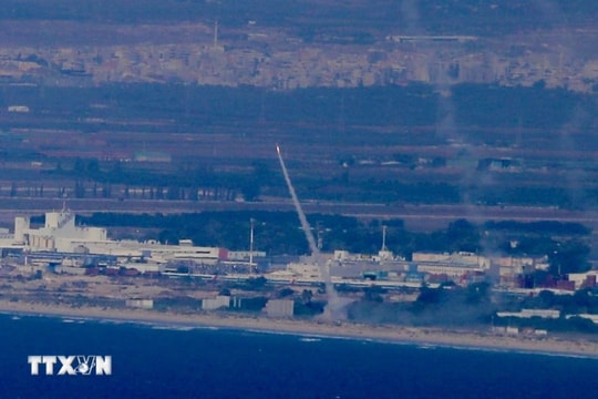 Hezbollah phóng "mưa tên lửa" vào lãnh thổ Israel