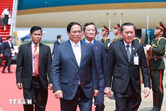 Thủ tướng Phạm Minh Chính tới Vientiane, bắt đầu chuyến công tác tham dự Hội nghị Cấp cao ASEAN