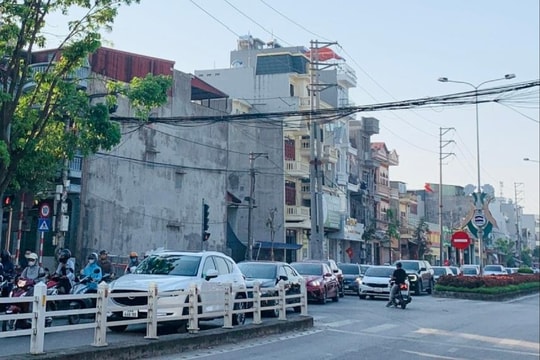 Dòng xe nhích từng chút qua nút giao Ngô Quyền – Nguyễn Văn Linh (TP Hải Dương) giờ cao điểm