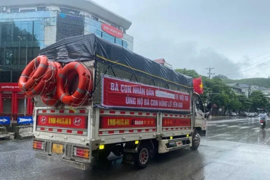 Từ ngày 13/10, dừng miễn phí cho xe chở hàng cứu trợ bão lũ qua trạm thu phí