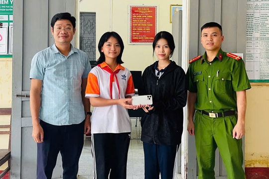 Học sinh Trường THCS Tân An (Thanh Hà) trả lại iPhone 13 Pro Max cho người đánh rơi