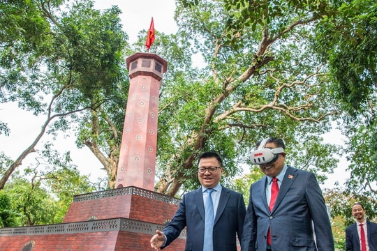 Hòa mình vào không khí tiếp quản Thủ đô tại triển lãm 3D của Báo Nhân Dân