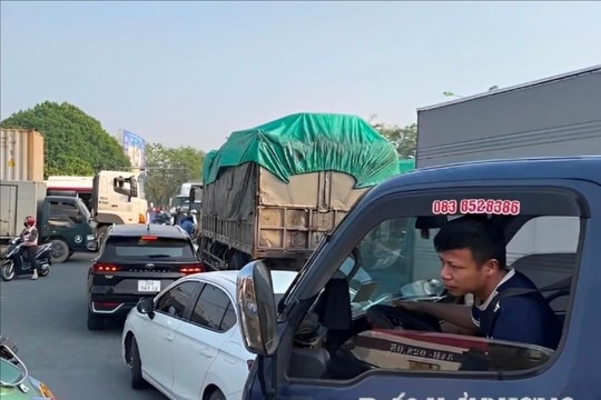 Đèn tín hiệu dừng hoạt động, giao thông lộn xộn, ùn ứ tại cửa ngõ vào TP Hải Dương