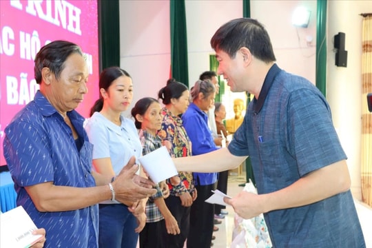 Thanh Hà phối hợp trao quà người khó khăn do bão