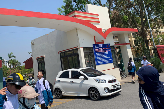 Băn khoăn chuyện lái xe ô tô vào trường học
