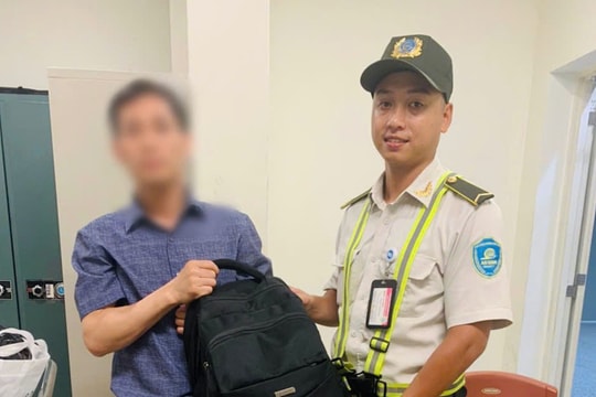 Ba lô bỏ quên ở sân bay Nội Bài có hơn 15.000 USD bên trong